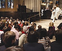 El arzobispo sudafricano Desmond Tutu se dirige en su sermón a un grupo de niños de Nueva York en la iglesia episcopaliana de St. James.