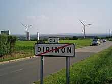 Éoliennes à la sortie du bourg de Dirinon.