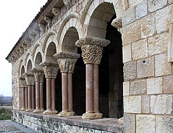 Pórtico de la iglesia románica de Duratón.