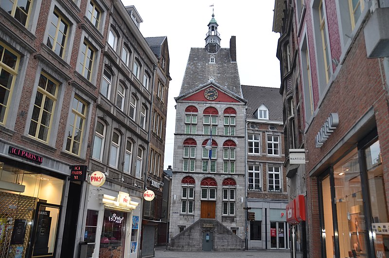 File:Dutch glory, ancient house, nowadays the Tourist Information Office - panoramio.jpg