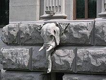 קובץ:Elephant_on_House_with_Chimaeras.JPG