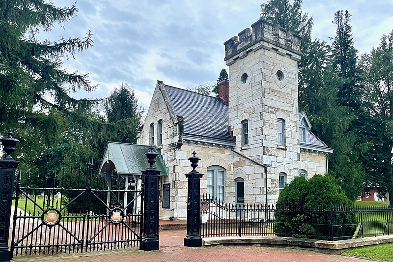 File:Entrance Gates and Lodge House, Antietam National Cemetery, Sharpsburg, MD.jpg