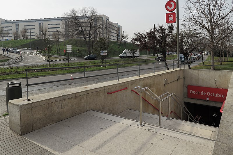 File:Estación de Doce de Octubre.JPG