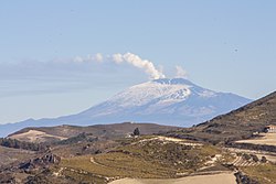 Etna dominuje celé východní Sicílii. Pohled na sopku od jihu ze zhruba 70 km vzdáleného města Licodia Eubea