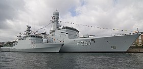 HDMS Skaden (P561) på siden af HDMS Thetis (F357)