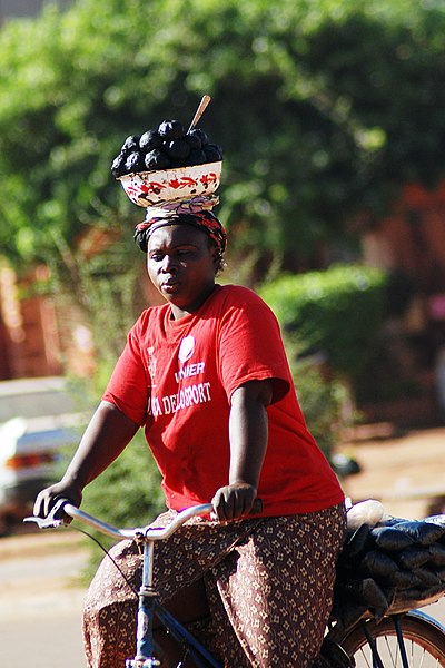 File:Femmes à vélo à Ouagadougou2.jpg