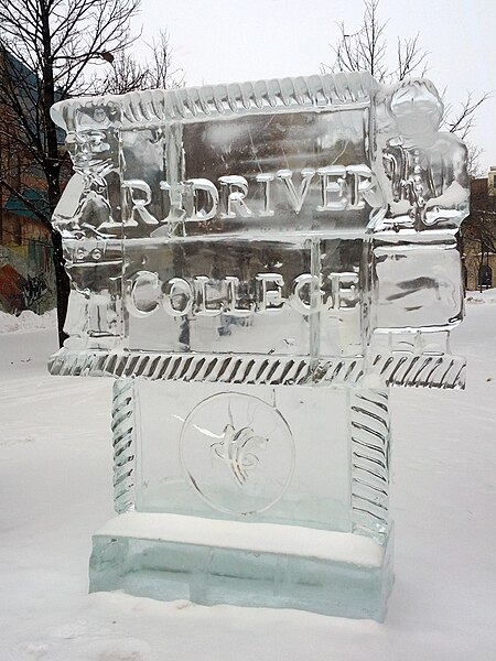 File:Festival du Voyageur ice sculpture for Red River College.jpg