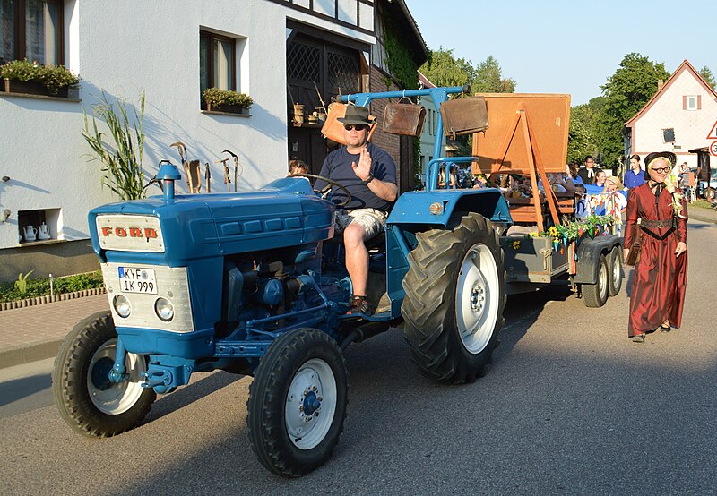 File:Festumzug in Obertopfstedt (19773575294).jpg