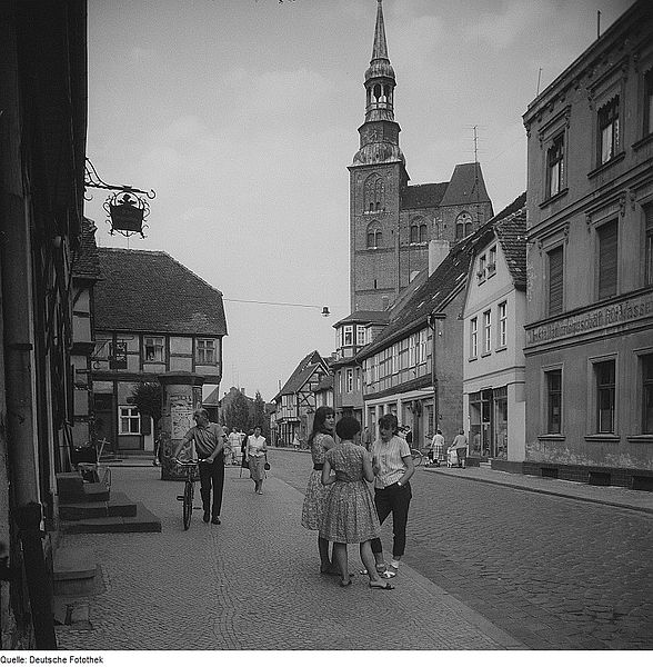 File:Fotothek df ps 0005874 Wohnhäuser ^ Straßenszenen ^ Kirchen ^ Basiliken.jpg