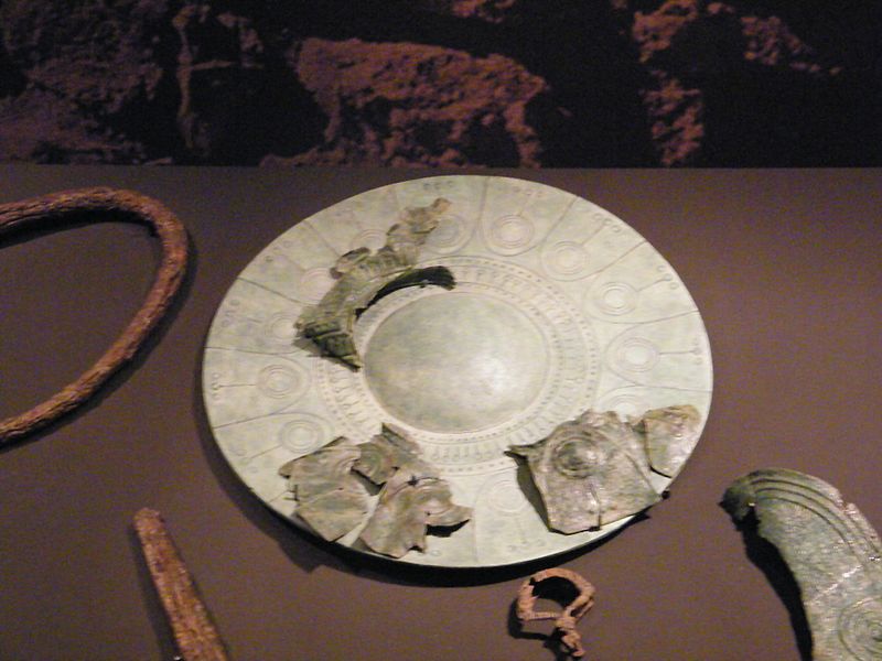 Archivo:Fragmento de umbo de escudo ibero de bronce (MARQ).JPG