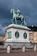 English: Frederik V statue in Amalienborg Palace in Copenhagen. Deutsch: Reiterstatue Friedrich V. im Schloss Amalienborg, Kopenhagen, Dänemark.