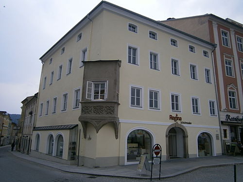 House n° 24 with oriel window