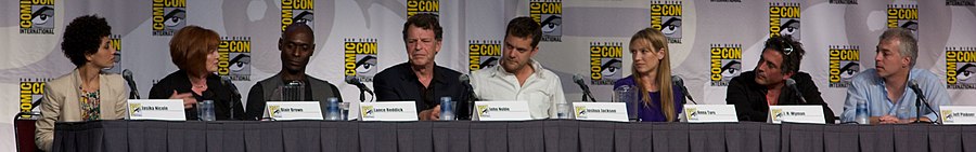 Съставът на „Експериментът“ на San Diego Comic-Con International през 2010 г. От ляво надясно: Джасика Никол (Астрид Фарнсуърт), Блеър Браун (Нина Шарп), Ланс Редик (Филип Бройлс), Джон Нобъл (Уолтър Бишъп), Джошуа Джаксън (Питър Бишъп), Ана Торв (Оливия Дънам) и изпълнителните продуценти Джей Ейч Уайман и Джеф Пинкнър