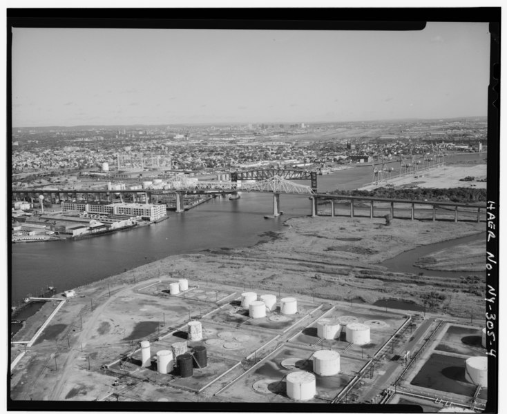 File:GOETHALS BRIDGE FROM THE SOUTH LOOKING NORTH TOWARD NEWARK IN MIDDLE HORIZON - Goethals Bridge, Spanning Arthur Kill from New Jersey to Staten Island, Staten Island (subdivision), HAER NY,43- ,2-4.tif