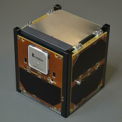 Skompletovaný cubesat, zhora scintilačný detektor, zľava anténa GPS prijímača a solárny panel, na zvyšných stranách sú solárne panely