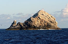 Gardner Pinnacles, bedekt met guano.