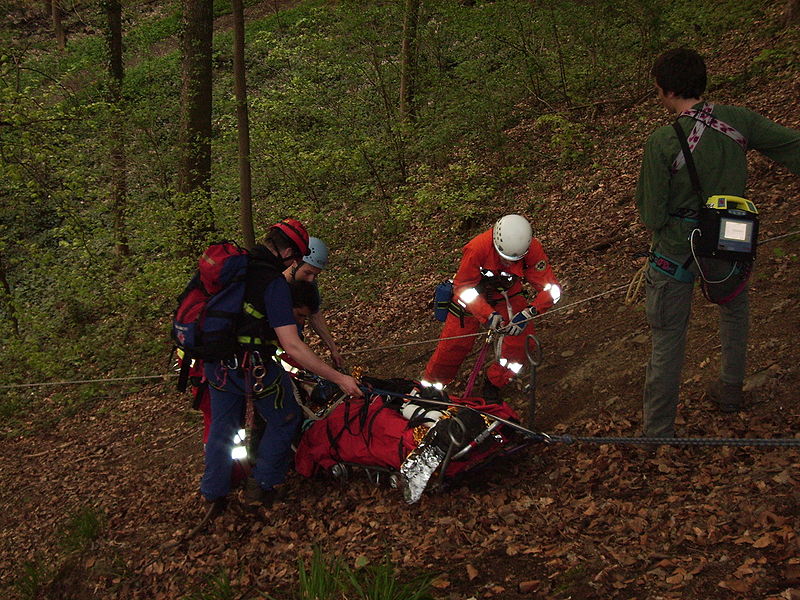 File:Gebirgstrage02 Patient Seilsicherung.jpg