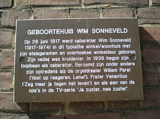 Gedenkplaat aan de Jan Pieterszoon Coenstraat 84, geboortehuis van Wim Sonneveld