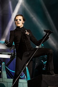 Forge jouant avec Ghost dans son personnage de Cardinal Copia au Wacken Open Air 2018