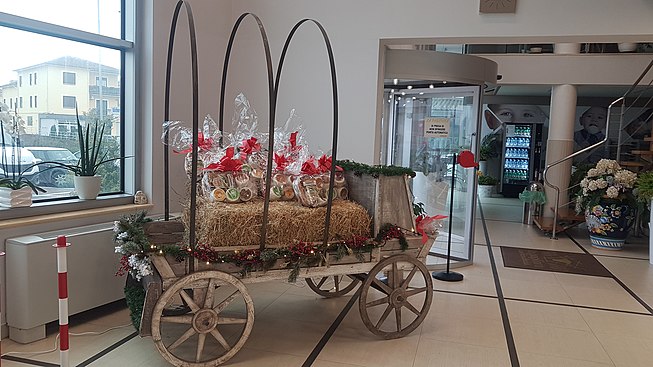 Un carro tradizionale pieno di regali di Natale in un negozio di mozzarella in Italia.