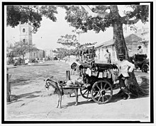 Ang Goat Wagon Peddler sa Plaza del Cristo kauban ang simbahan ni Kristo sa background.