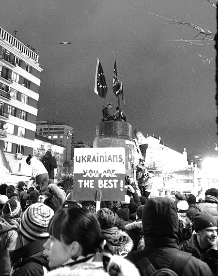 Giật sập tượng Lenin ở Kiev
