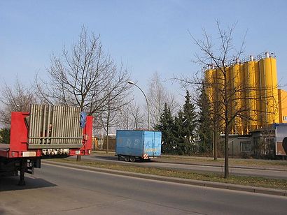 So kommt man zu dem Tempelhofer Parkfriedhof mit den Öffentlichen - Mehr zum Ort Hier