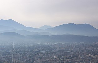 Grenoble, les contreforts de Belledonne et l'Obiou (à l'arrière-plan), vus de la Bastille au matin. (définition réelle 2 000 × 1 288)