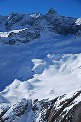 Blick vom Golegghorn nach Südwesten über die Gruebenhütte (2512 m) und den Gruebengletscher zum Grossen Diamantstock (3162 m), dahinter der Bächlistock (3247 m)