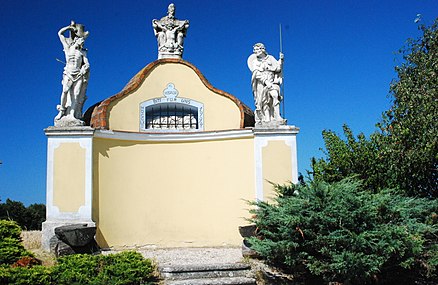 Harmannsdorf Rosaliakapelle, seitlich hl. Sebastian und Rochus, Mitte Gnadenstuhl