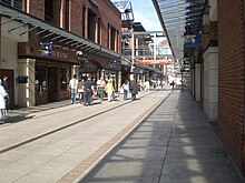 Ein Blick auf einige Geschäfte im Einkaufszentrum Gunwharf Quays.