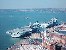 HMS Prince of Wales (premier plan) et HMS Queen Elizabeth, Portsmouth, 21 Sep 2020