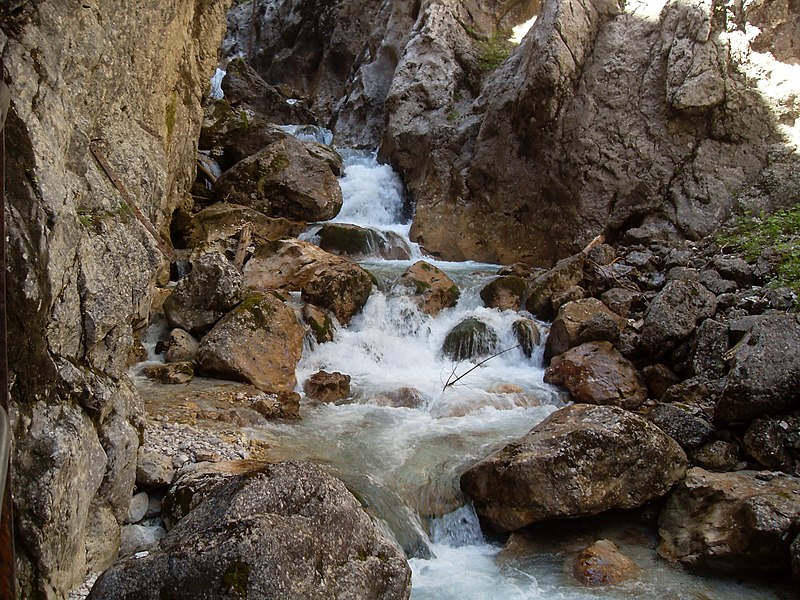 File:Hammersbach in der Höllentalklamm.JPG