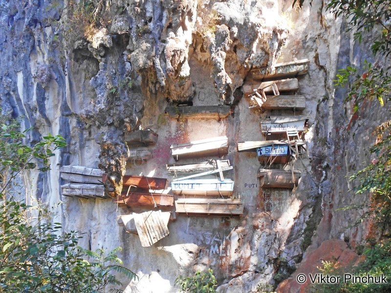 File:Hanging coffins (Sagada, Luzon).jpg