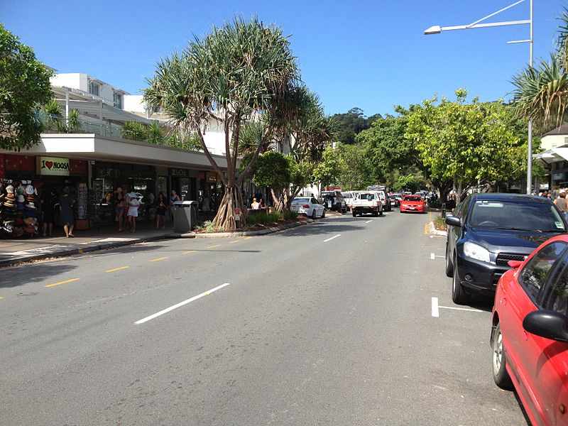File:Hastings Street, Noosa Heads, Queensland.jpg