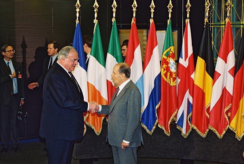 File:Helmut Kohl & François Mitterrand - 1989.jpg