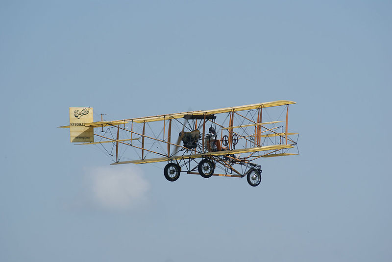 File:Herring-Curtiss Pusher 1909 Model D replica NX909JJ FromL 2nd Pass 13 FOF 29June2012 (14567495626).jpg
