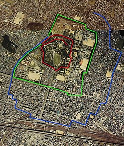 姫路市中心部。赤・緑・青の線は姫路城の城壁と堀の配置を示す。青線内の「外曲輪」は町人の居住区、すなわち市街地であった。その南隣に姫路駅が見える。画像の説明文も参照 国土交通省 国土地理院 地図・空中写真閲覧サービスの空中写真を基に作成