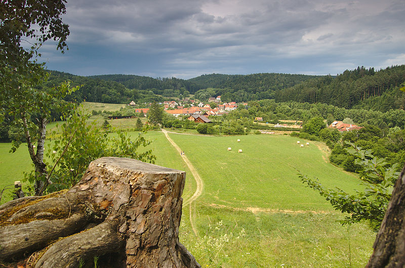 File:Holštejn - výhled na vesnici ze zříceniny, okres Blansko.jpg