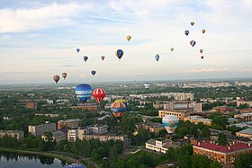 Hot air balloon festival Velikiye Luki, Pskov Region.jpg