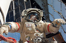 Fyodor Yurchikhin vu à l'extérieur de l'ISS le 24 juin 2013, lors de sa sixième sortie.