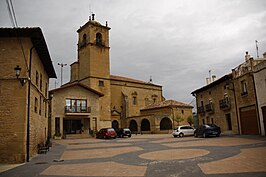 Plaza del pueblo con el ayuntamiento y la iglesia.