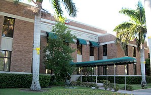 Indian River County Courthouse (2009). Das Courthouse wurde von 1936 bis 1937 errichtet und wurde bis 2000 in dieser Funktion genutzt. Seitdem dient es als Courthouse Executive Center. Im Juli 1999 wurde das Gebäude in das NRHP eingetragen.