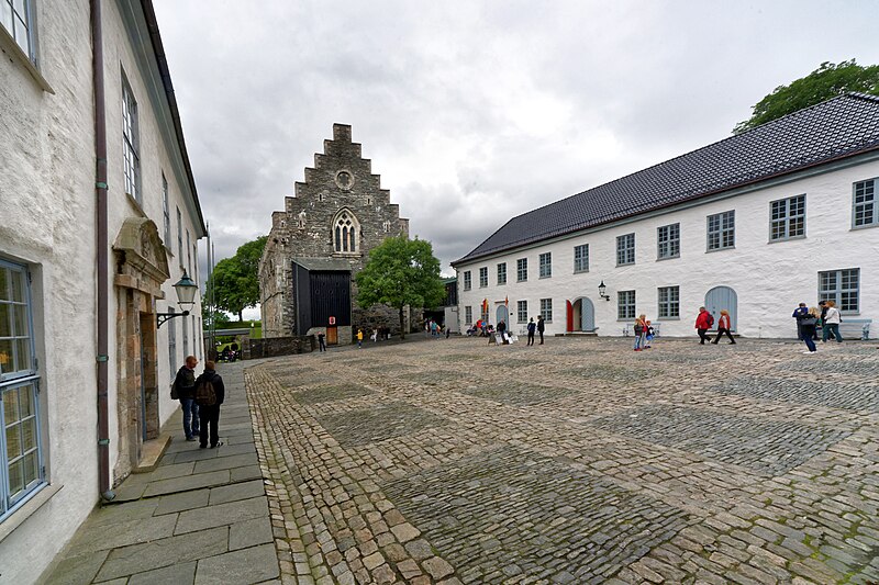 File:Innenhof der Festung Bergenhus.jpg