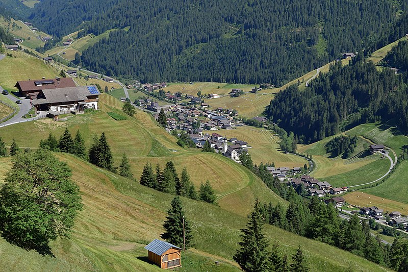 File:Innervillgraten - Blick auf den Ort - 1.jpg