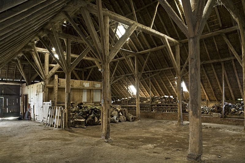 File:Interieur, overzicht van de bijschuur met lemen vloer en met zicht op de houten dakconstructie - Rasquert - 20415162 - RCE.jpg