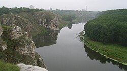 Näkymä joelle Kamensk-Uralskin Kolmen luolan luota.
