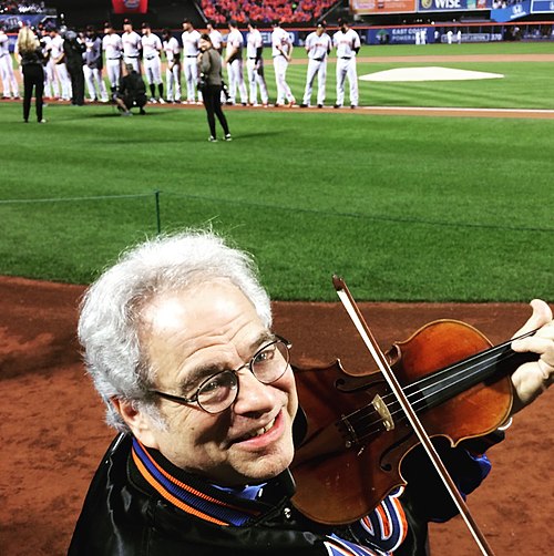 Perlman before playing The Star-Spangled Banner at Citi Field in New York City in 2016