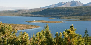 La lago Jack London a Colmia, Oblast Magadan, Rusia este
