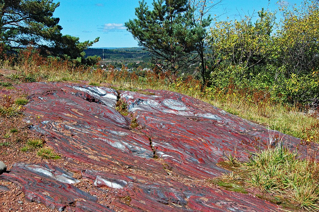 Jaspilite banded iron formation (BIF) (Negaunee Iron-Formation, Paleoproterozoic, 1.874 or 2.11 Ga; Jasper Knob, Ishpeming, Michigan, USA) 213 (48069912137)